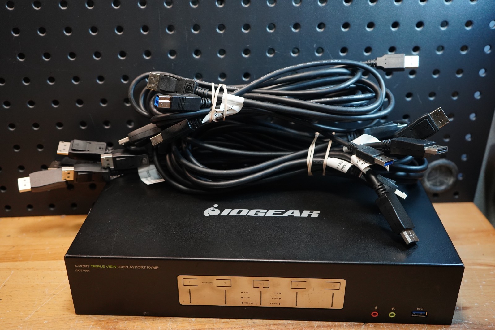 (J) IOGEAR GCS1964 4-Port 4K Triple View DisplayPort KVMP Switch No Power Cord