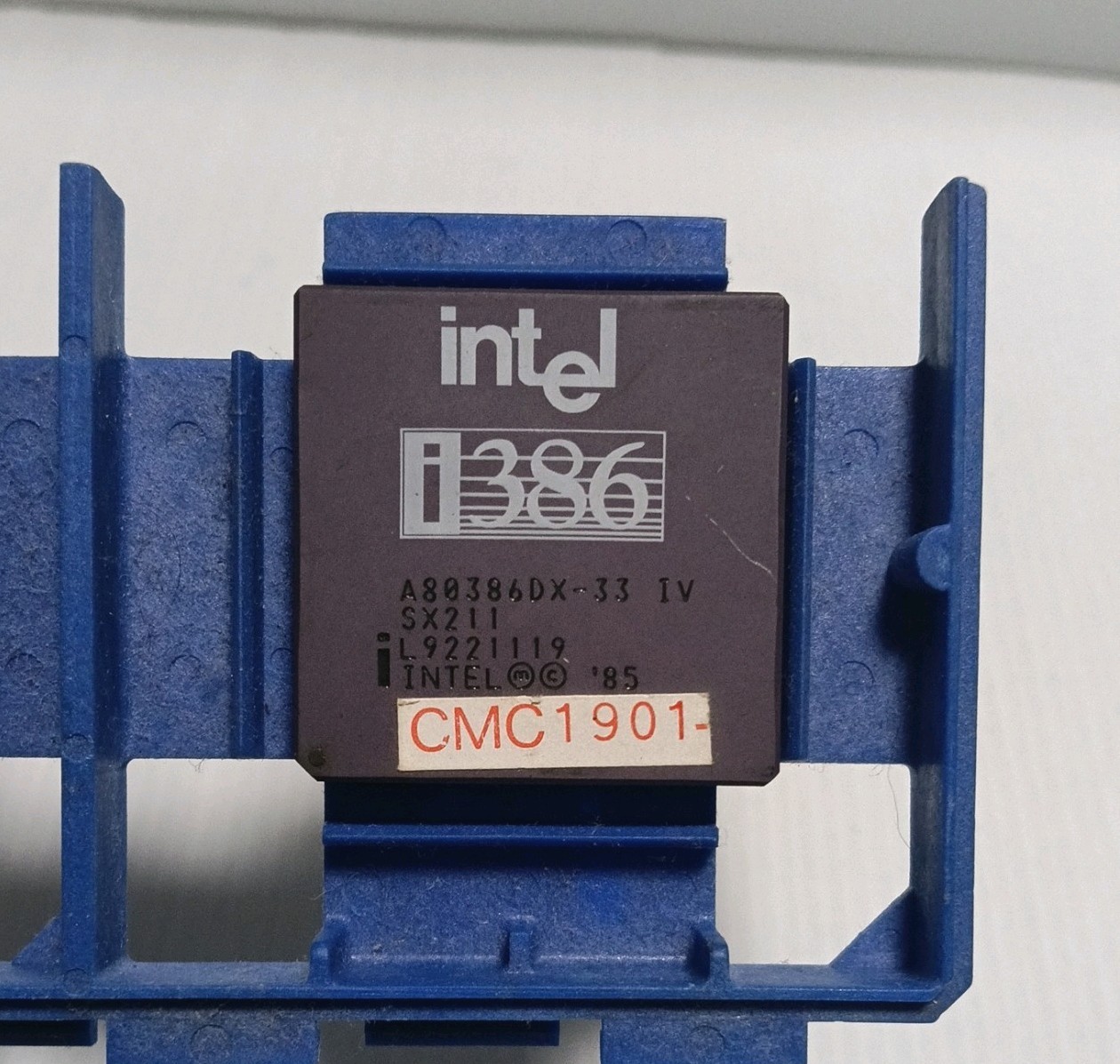 Vintage Intel Ceramic CPU – i386 80386DX‐33 SX211 Genuine Intel Extract