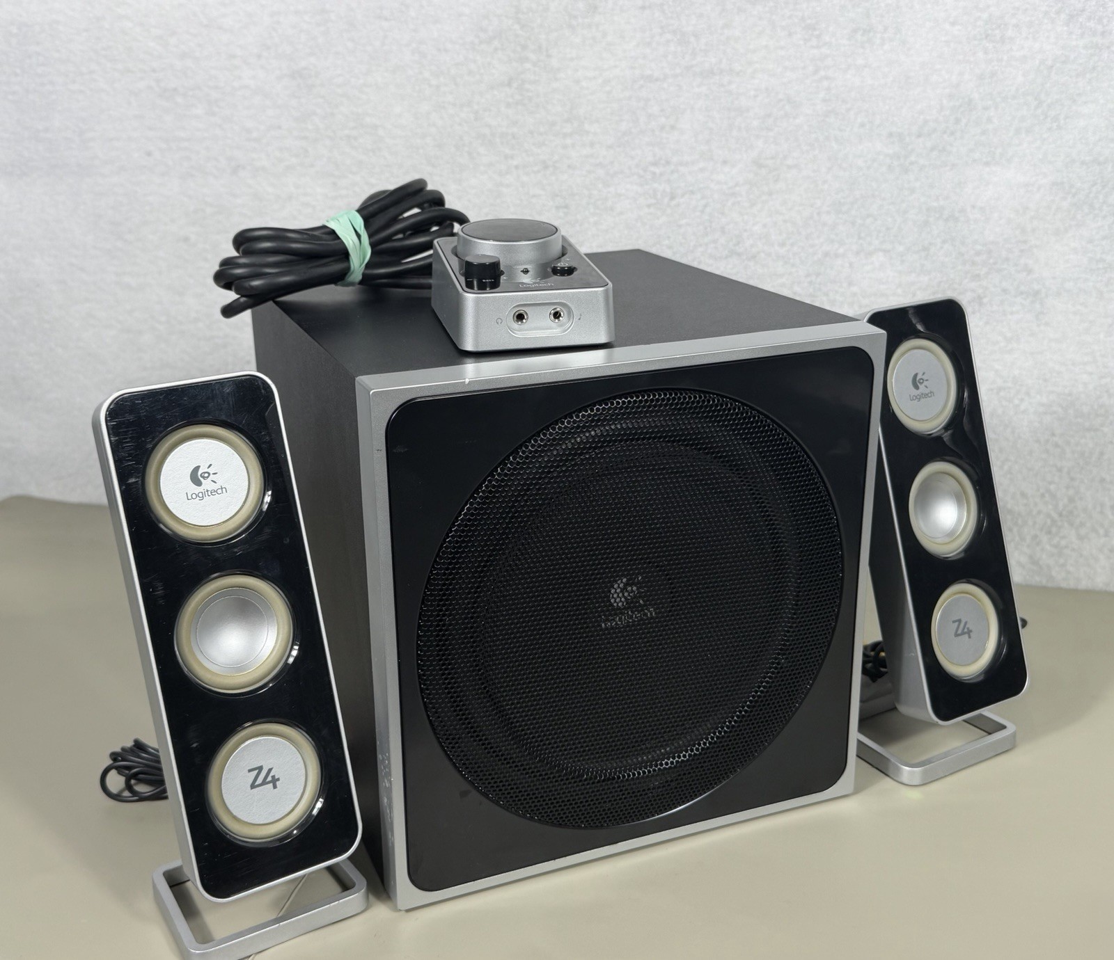 Logitech Z4 2.1 Speaker System Subwoofer & Satellites Tested Works Great