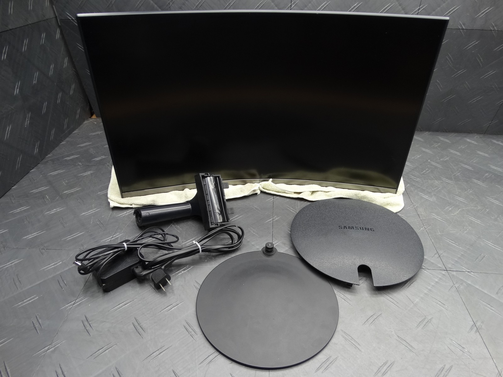 Samsung - S39C 27" FHD 75Hz Curved Monitor (HDMI, DisplayPort) - Black