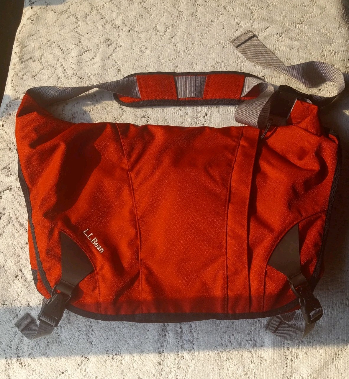 L.L.Bean Solid Nylon Shoulder/Messenger Bag laptop Padded Strap Red Black Gray