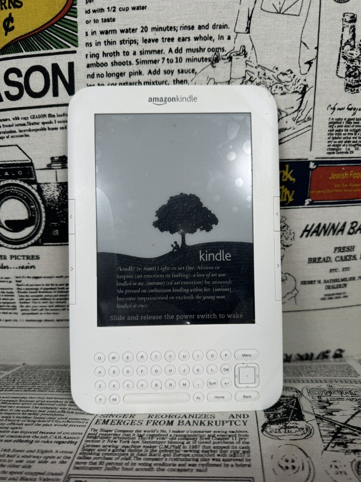 Amazon Kindle Keyboard (3rd Generation) D00901 6in - White