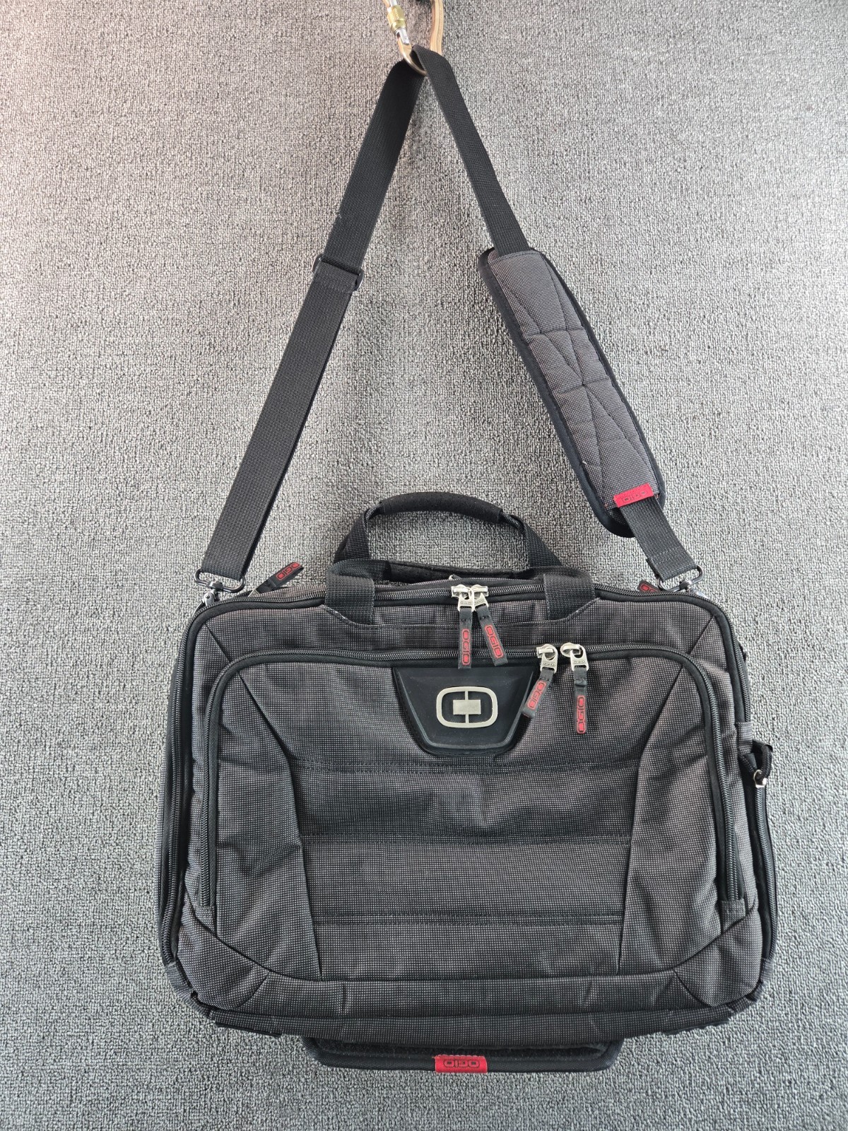 Ogio Renegade Messenger Laptop Bag Padded Travel Carry On Computer Storage