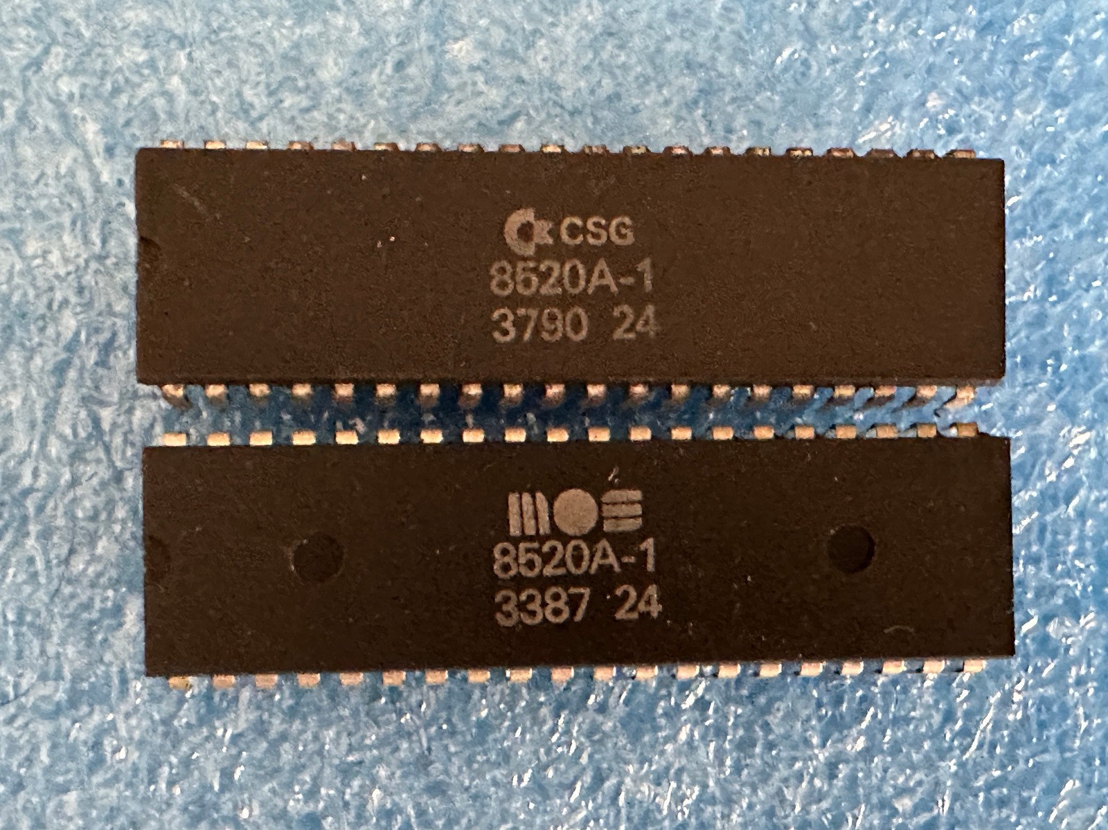 CSG/MOS 8520A-1 ( 2 x CHIP ) ODD EVEN from an AMIGA 500 #33/87 & 37/90