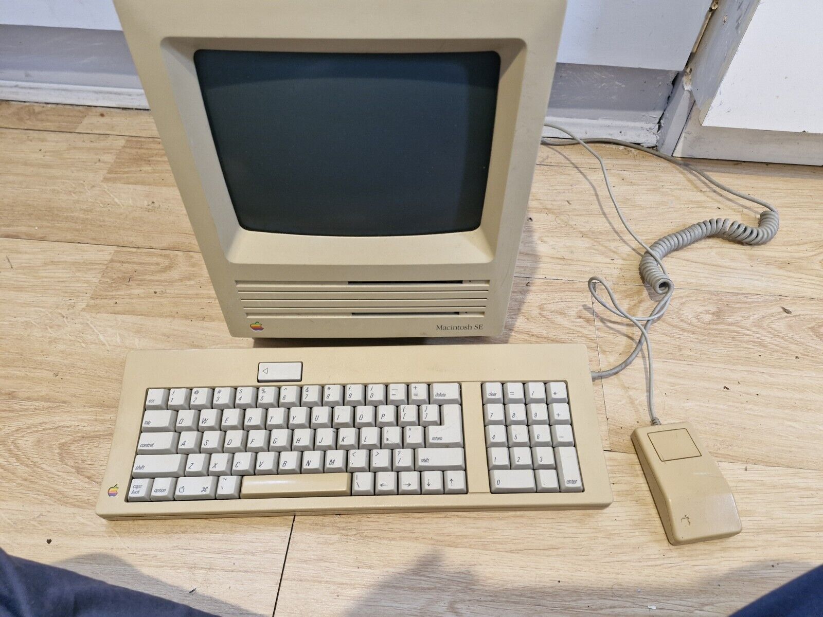  Vintage Apple Macintosh SE - Works Tested Working Keyboard And Mouse Included 