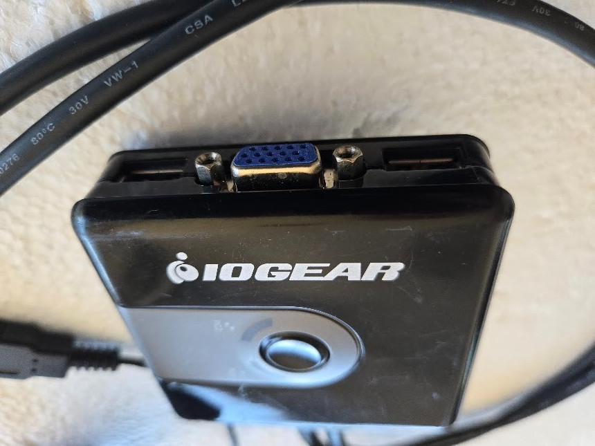 IOGEAR GCS42UW6 2-Ports External KVM switch with USB USED