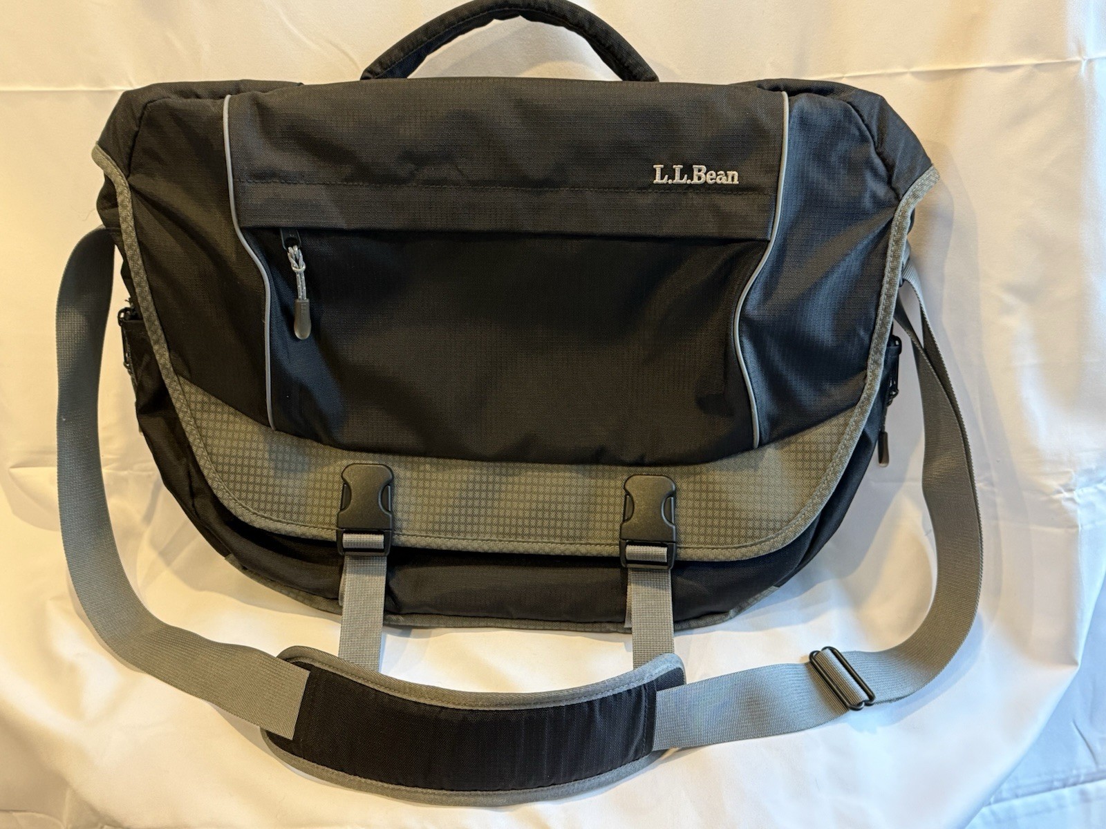 L.L.Bean Black Gray Nylon Messenger Bag Padded Fits 15in Laptop. NWOT
