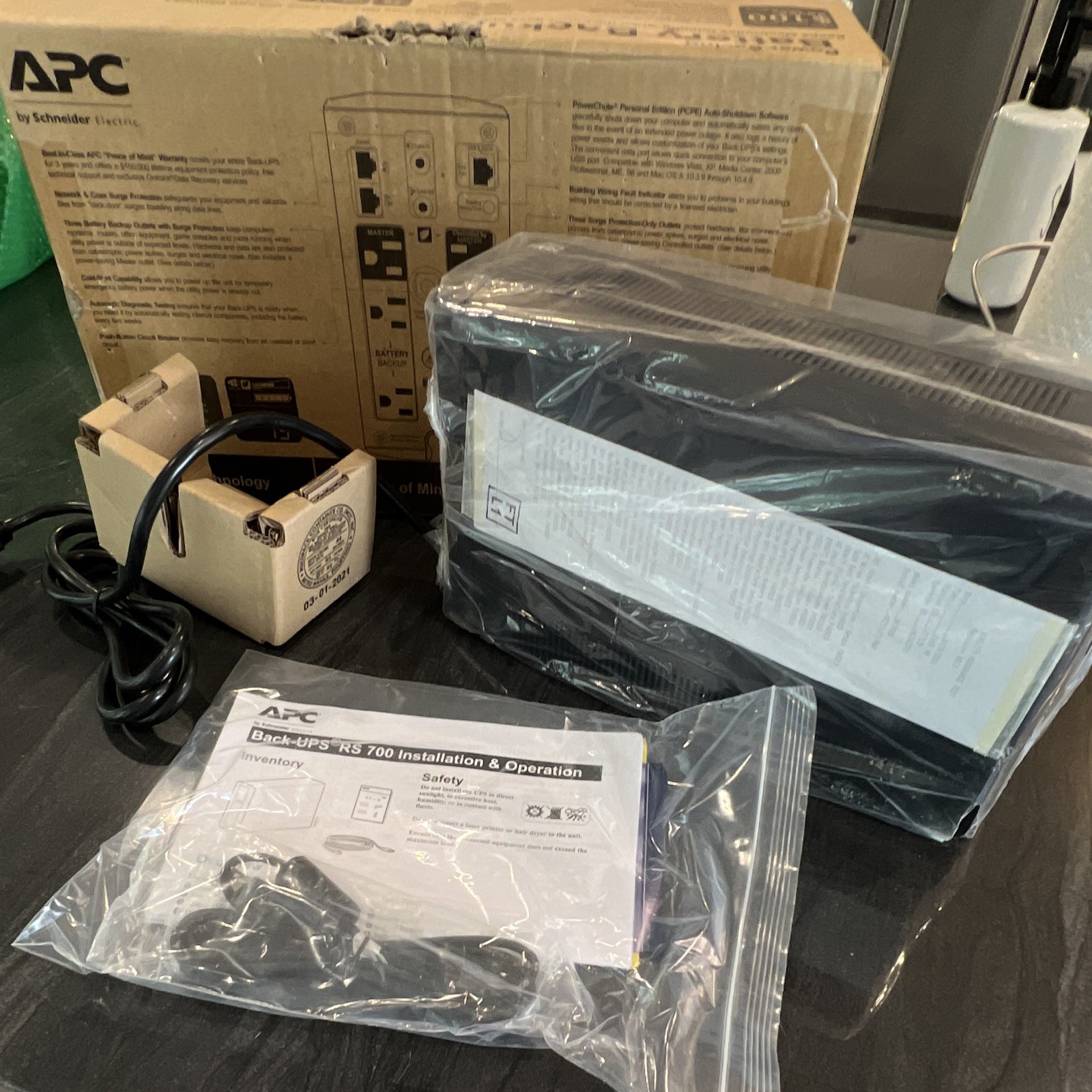 APC Back-UPS Pro 700 RS 700 700VA 420W AVR 6-Out Desktop UPS Black