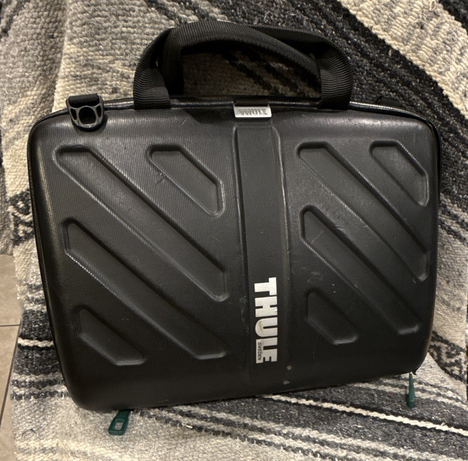 Thule Gauntlet Hard Shell Laptop Attaché Case Bag Black MacBook 13" 14"