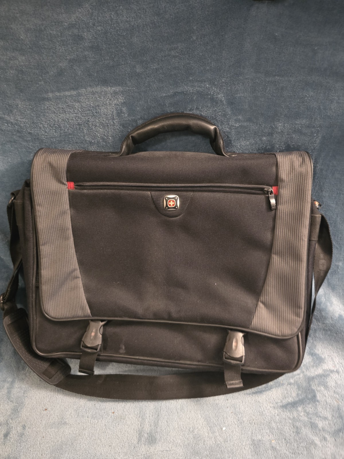 SWISSGEAR Wenger Saturn 17" Laptop Briefcase Padded Messenger Bag in Black/Gray
