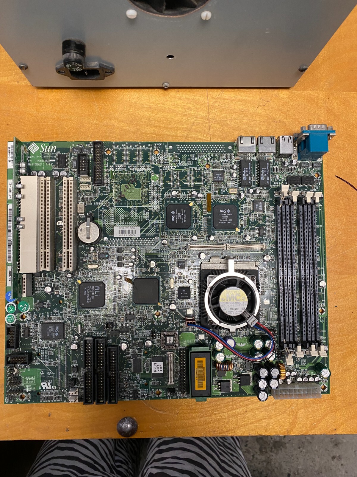SUN microsystems Netra  AX1105-500 faulty motherboard as is( no power)