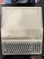 Apple IIe Vintage Home Computer Desktop Model A2S2128 Built-In Keyboard picture
