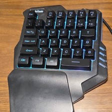 RedThunder G30 One-Handed Gaming Keypad USB Wired Backlit QWERTY Black picture