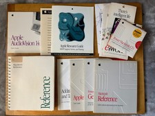 1990 Vintage Apple Macintosh Reference Book 030-4015-A, Guides, Extras picture
