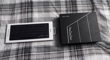 Samsung Galaxy Trifold with Original Samsung Smart Keyboard Trio 500 picture