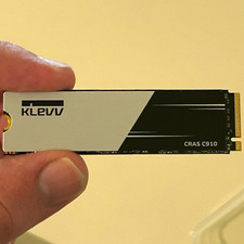 KLEVV CRAS C910 1TB M.2 NVMe PCIe SSD w/ Heatsink 5000/4800MB/s picture