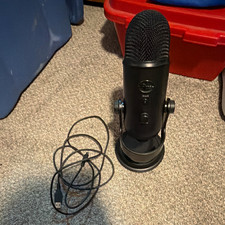 Blue Yeti USB Freestanding Desktop Mic Black w/ Stand, USB Cable, Mute picture