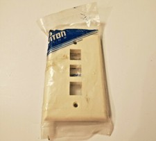 Leviton Single-Gange 3-Port Quickport White Wall Plate picture
